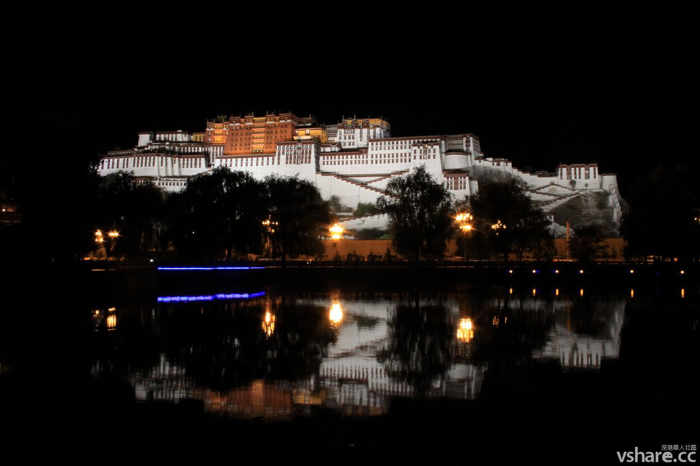 布达拉宫的水景（晚上)_调整大小.JPG