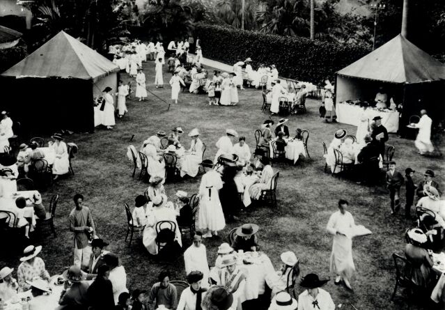 1916年香港總督府內舉行的露天茶宴
